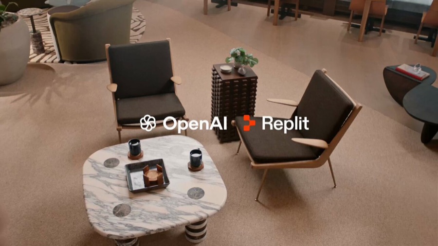 라운지 인테리어 사진 위에 나란히 배치된 흰색 OpenAI 로고와 주황색 Replit 로고
