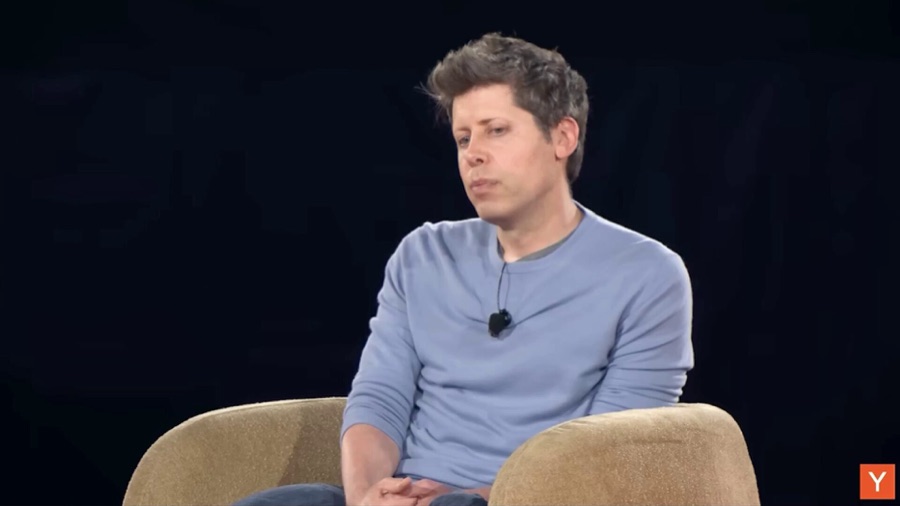 Y Combinator 행사 무대에서 인터뷰에 응하는 샘 알트먼의 영상 스틸컷